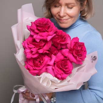 Букет из 7 малиновых французских роз в корейской упаковке