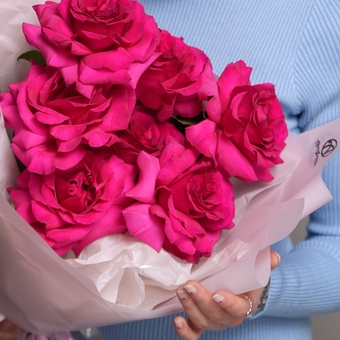 Букет из 7 малиновых французских роз в корейской упаковке