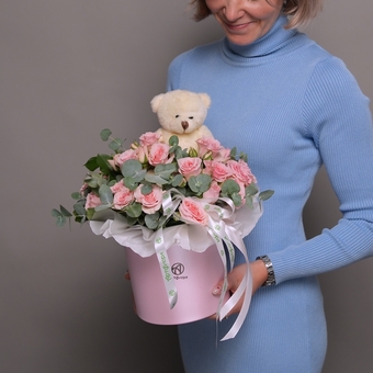 Шляпная коробка с кустовой розой с эвкалиптом и мишкой