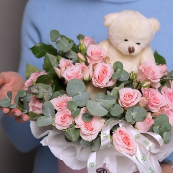 Шляпная коробка с кустовой розой с эвкалиптом и мишкой