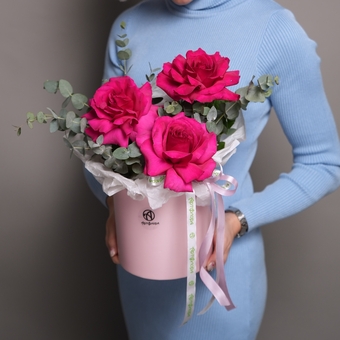 Шляпная коробка с малиновыми французскими розами - M