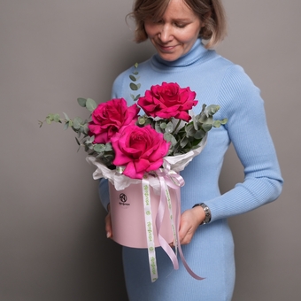 Шляпная коробка с малиновыми французскими розами - M