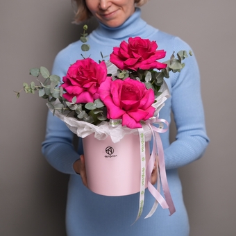 Шляпная коробка с малиновыми французскими розами - M