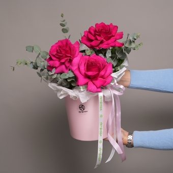 Шляпная коробка с малиновыми французскими розами - M