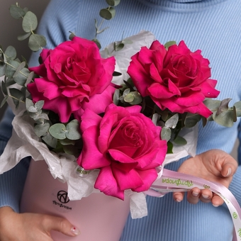 Шляпная коробка с малиновыми французскими розами - M