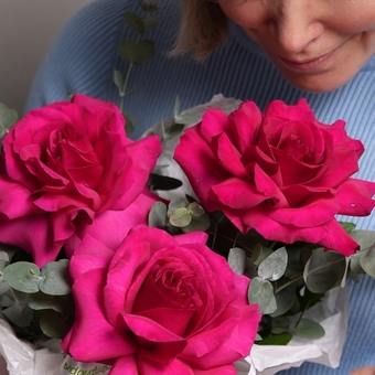 Шляпная коробка с малиновыми французскими розами - M