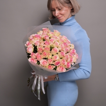 Букет из 51 светло-розовой розы 50 см (Кения) в корейской матовой упаковке