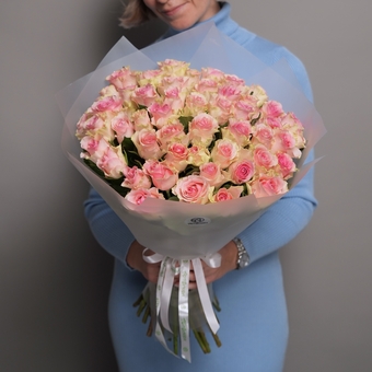 Букет из 51 светло-розовой розы 50 см (Кения) в корейской матовой упаковке