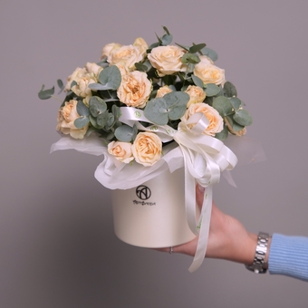 Шляпная коробка с кремовой кустовой розой с эвкалиптом 