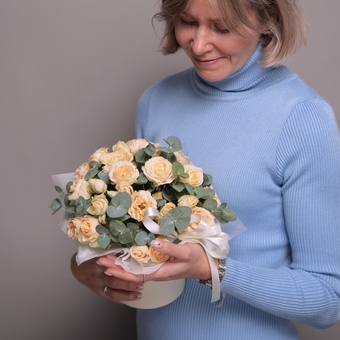 Шляпная коробка с кремовой кустовой розой с эвкалиптом 