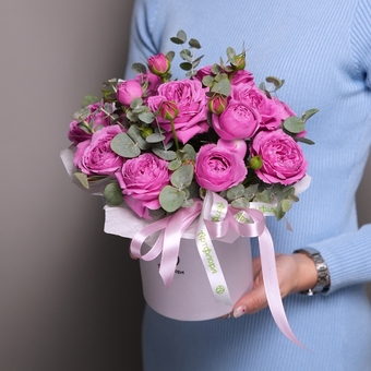 Шляпная коробка с малиновыми пионовидными розами и эвкалиптом