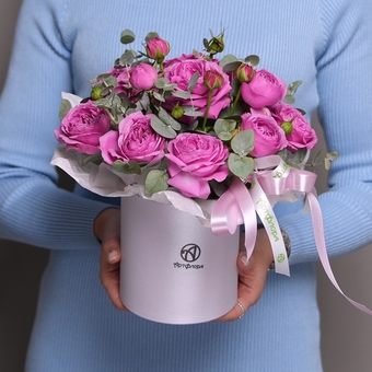 Шляпная коробка с малиновыми пионовидными розами и эвкалиптом