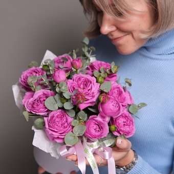 Шляпная коробка с малиновыми пионовидными розами и эвкалиптом