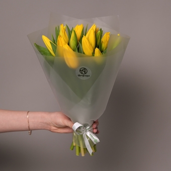 Букет из 15 желтых тюльпанов (Голландия) в корейской матовой упаковке