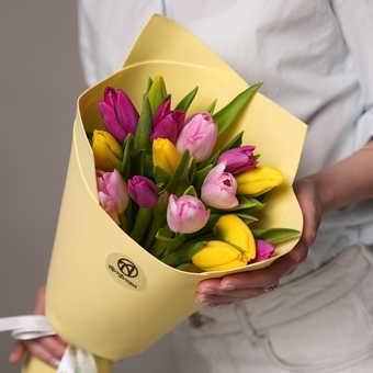 Букет из 15 тюльпанов микс яркий (Голландия) в фоамиране