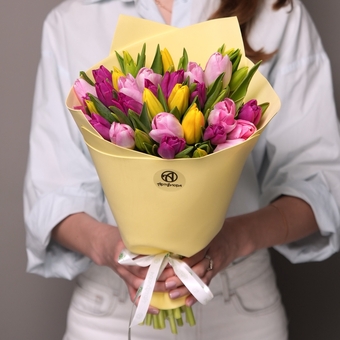 Букет из 35 тюльпанов микс яркий (Голландия) в фоамиране
