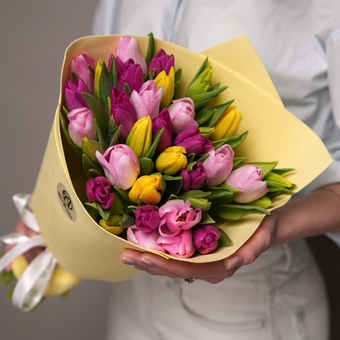 Букет из 35 тюльпанов микс яркий (Голландия) в фоамиране