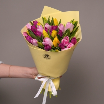 Букет из 35 тюльпанов микс яркий (Голландия) в фоамиране