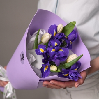 Букет из белых тюльпанов и ирисов - S
