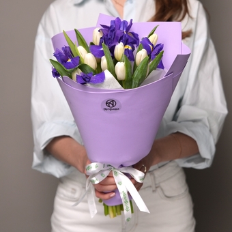 Букет из белых тюльпанов и ирисов - M