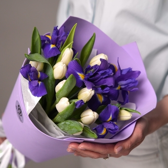 Букет из белых тюльпанов и ирисов - M