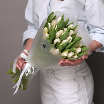 Букет из 35 белых тюльпанов (Голландия) в корейской матовой упаковке