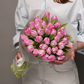 Букет из 35 розовых тюльпанов (Голландия) в корейской матовой упаковке