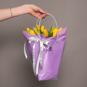 Тюльпаны желтые в сумочке