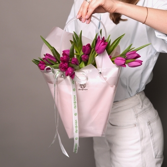 Тюльпаны малиновые в сумочке