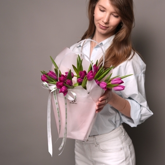 Тюльпаны малиновые в сумочке