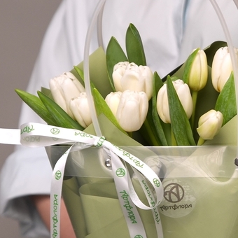 Тюльпаны белые в сумочке