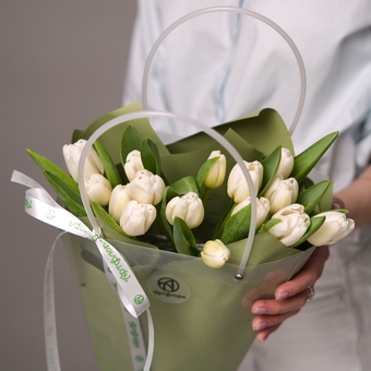 Тюльпаны белые в сумочке