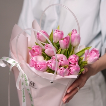 Тюльпаны розовые в сумочке