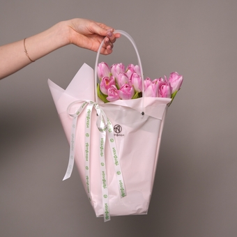 Тюльпаны розовые в сумочке