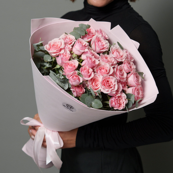 Букет из 9 кустовых роз с эвкалиптом