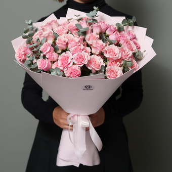 Букет из 15 кустовых роз с эвкалиптом