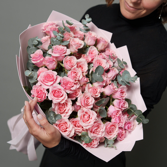 Букет из 15 кустовых роз с эвкалиптом