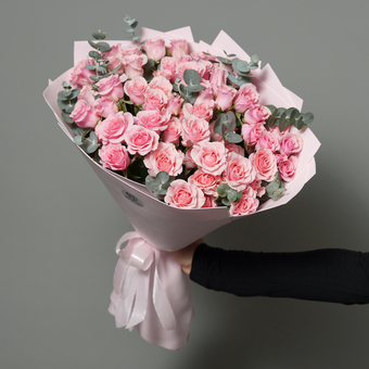 Букет из 15 кустовых роз с эвкалиптом