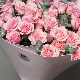 Букет из 15 кустовых роз с эвкалиптом