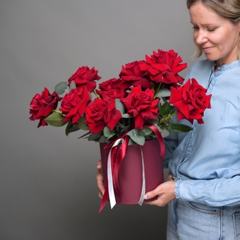 Шляпная коробка с красными французскими розами