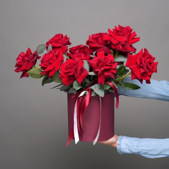 Шляпная коробка с красными французскими розами