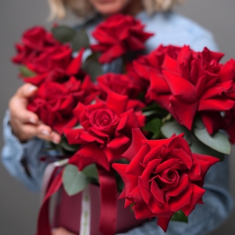 Шляпная коробка с красными французскими розами