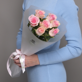 Букет из розовых роз 50 см (Кения) - S в корейской матовой кальке