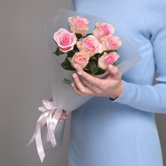 Букет из розовых роз 50 см (Кения) - S в корейской матовой кальке