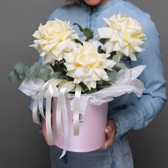 Шляпная коробка с кремовыми французскими розами - M