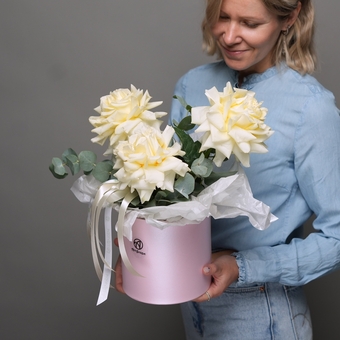 Шляпная коробка с кремовыми французскими розами - M