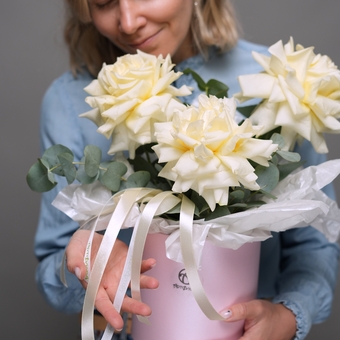 Шляпная коробка с кремовыми французскими розами - M