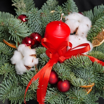 Зимняя композиция со свечей, сухофруктами и хлопком