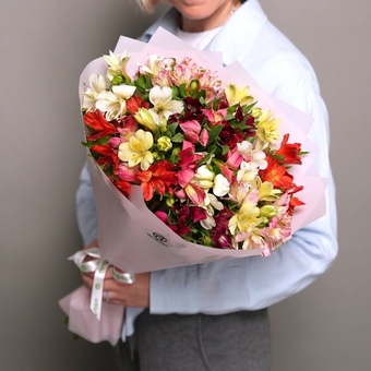 Букет из 11 альстромерий микс в корейской светлой упаковке