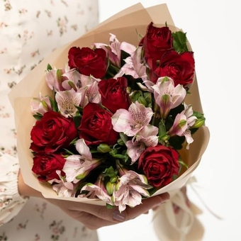 Flowwow Комплект (010) Роза кения 50см MADAM RED (красн) + Альстромерия, (М)